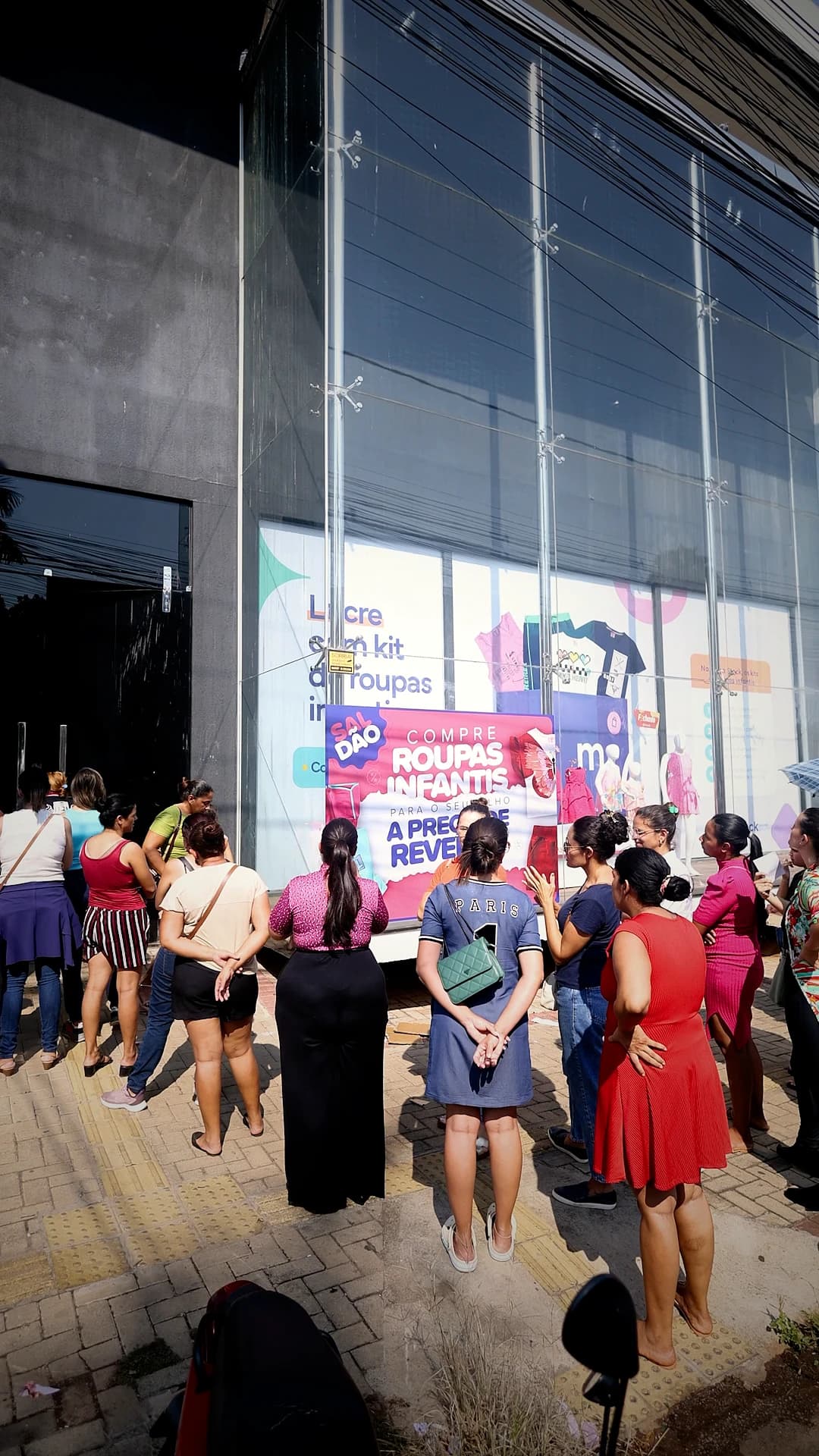 Clientes em fila na porta da Mega Stock no dia do Saldão