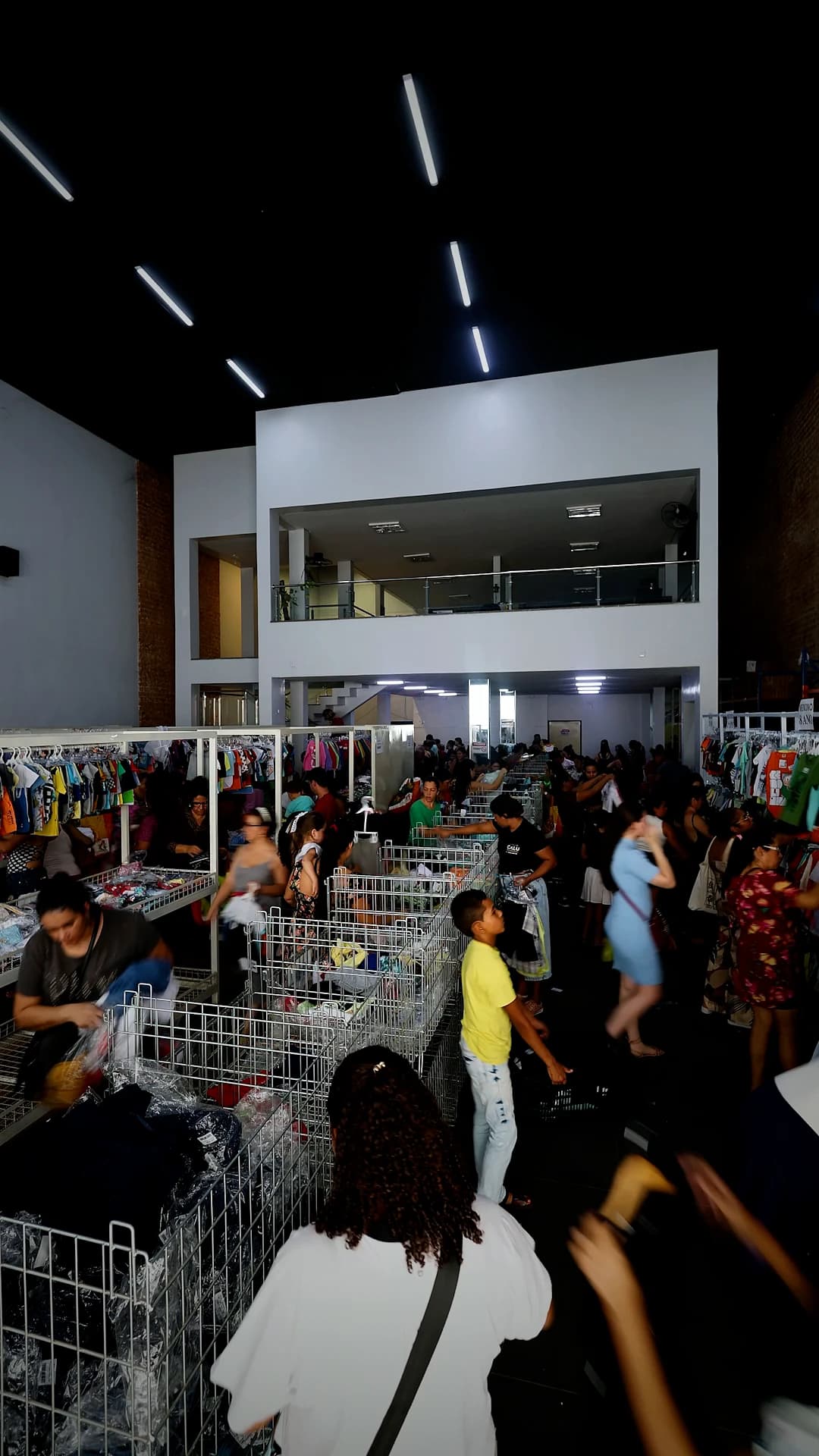 Loja da Mega Stock cheia de clientes durante o Saldão