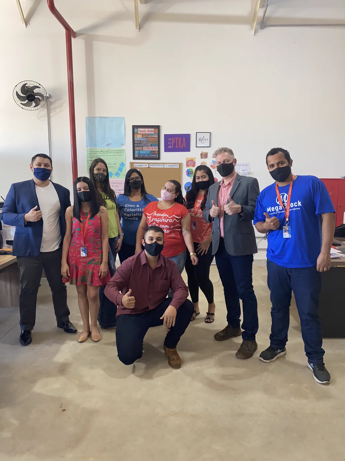 Equipe da Mega Stock reunida no galpão em Goiânia